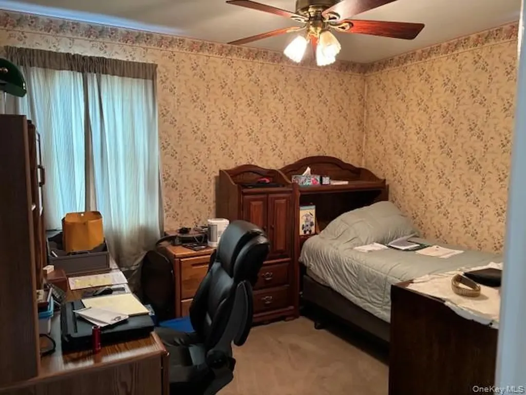47 Sherbrooke Road Lindenhurst NY 11757