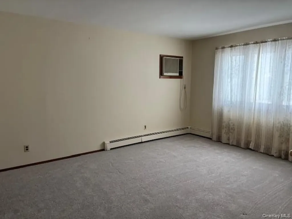 47 Sherbrooke Road Lindenhurst NY 11757
