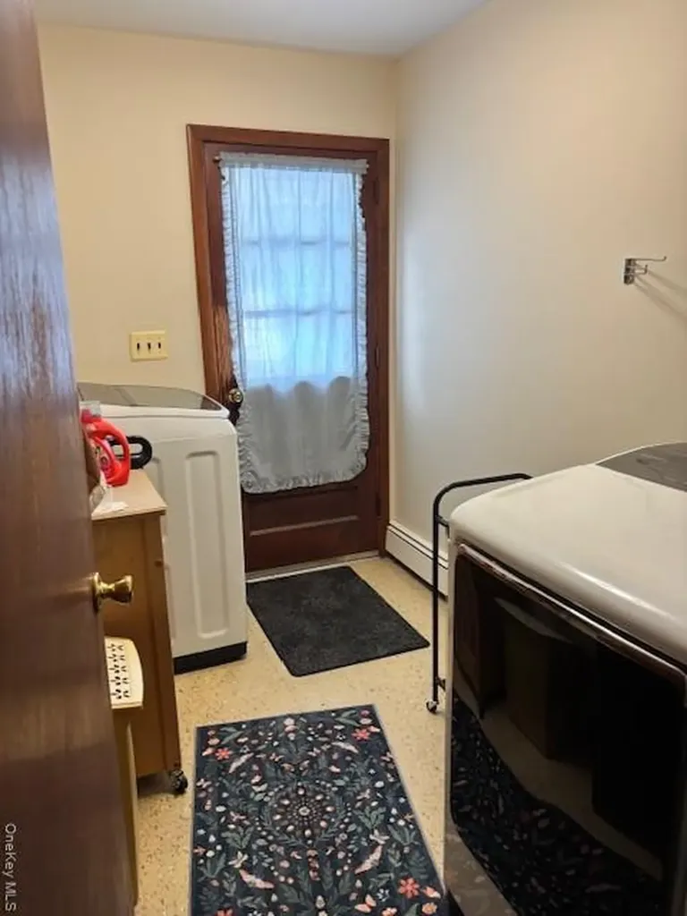47 Sherbrooke Road Lindenhurst NY 11757