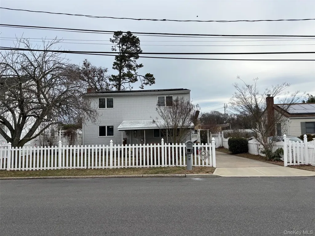 33 Lakewood Avenue Ronkonkoma NY 11779