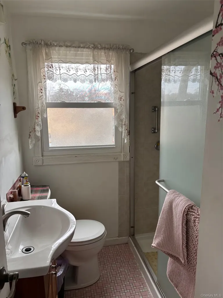 33 Lakewood Avenue Ronkonkoma NY 11779