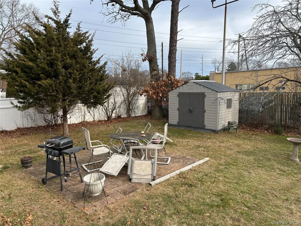 33 Lakewood Avenue Ronkonkoma NY 11779