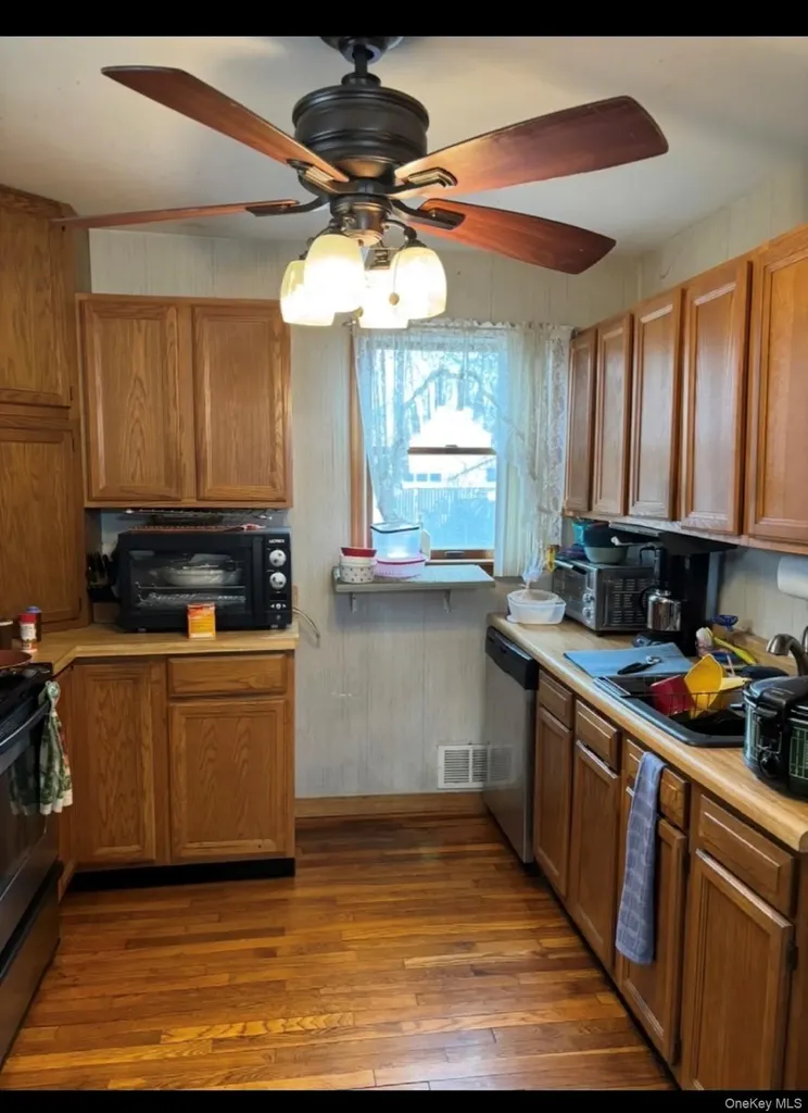 33 Lakewood Avenue Ronkonkoma NY 11779