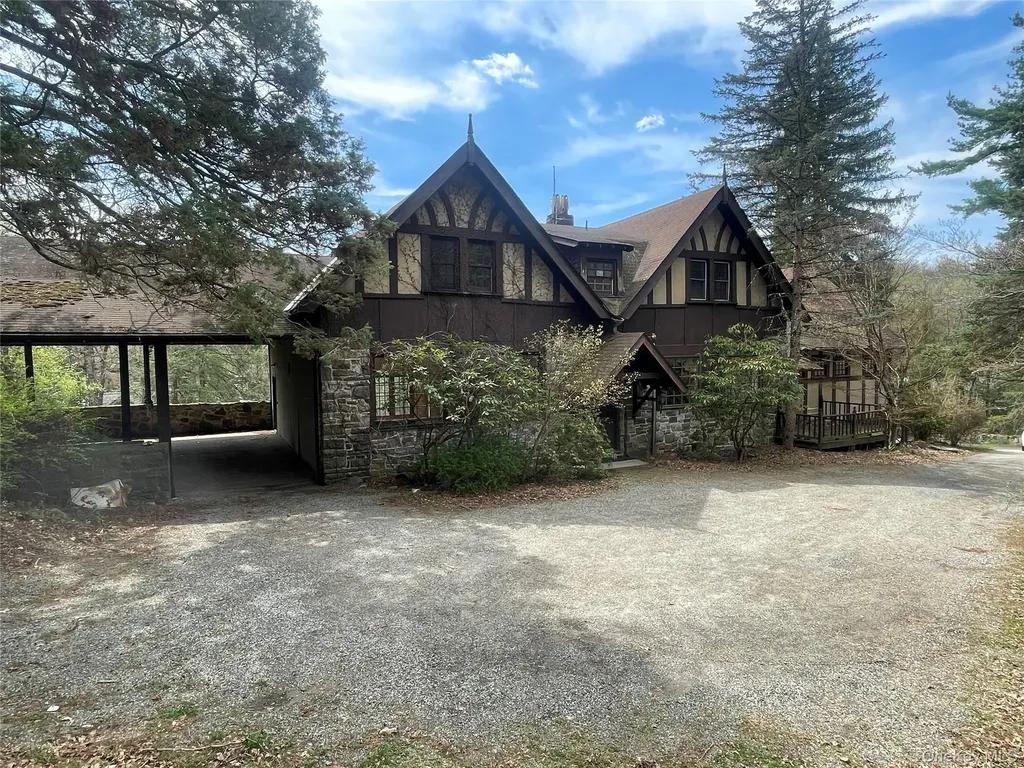 32 E Lake Stable Road Tuxedo Park NY 10987