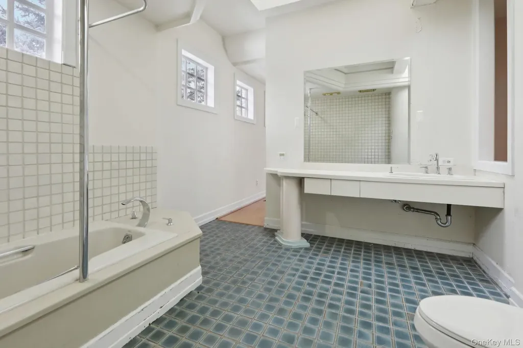 32 E Lake Stable Road Tuxedo Park NY 10987