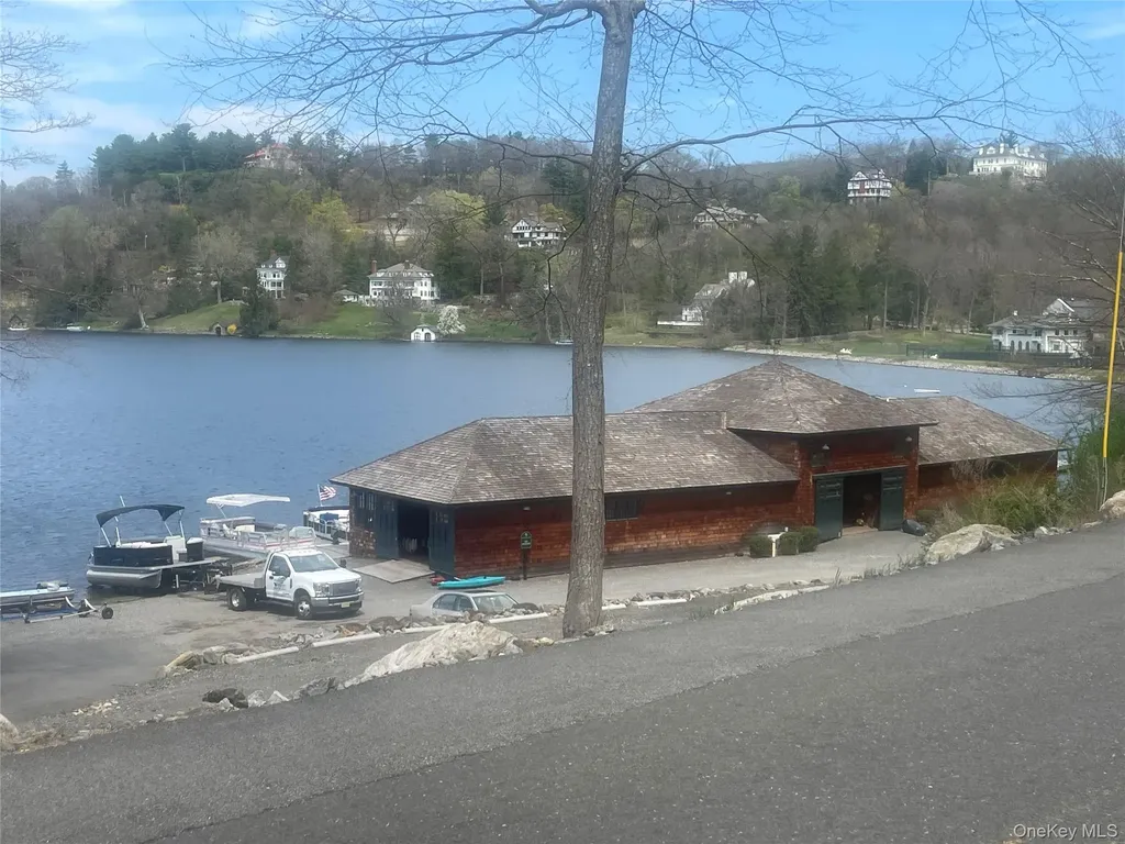 32 E Lake Stable Road Tuxedo Park NY 10987