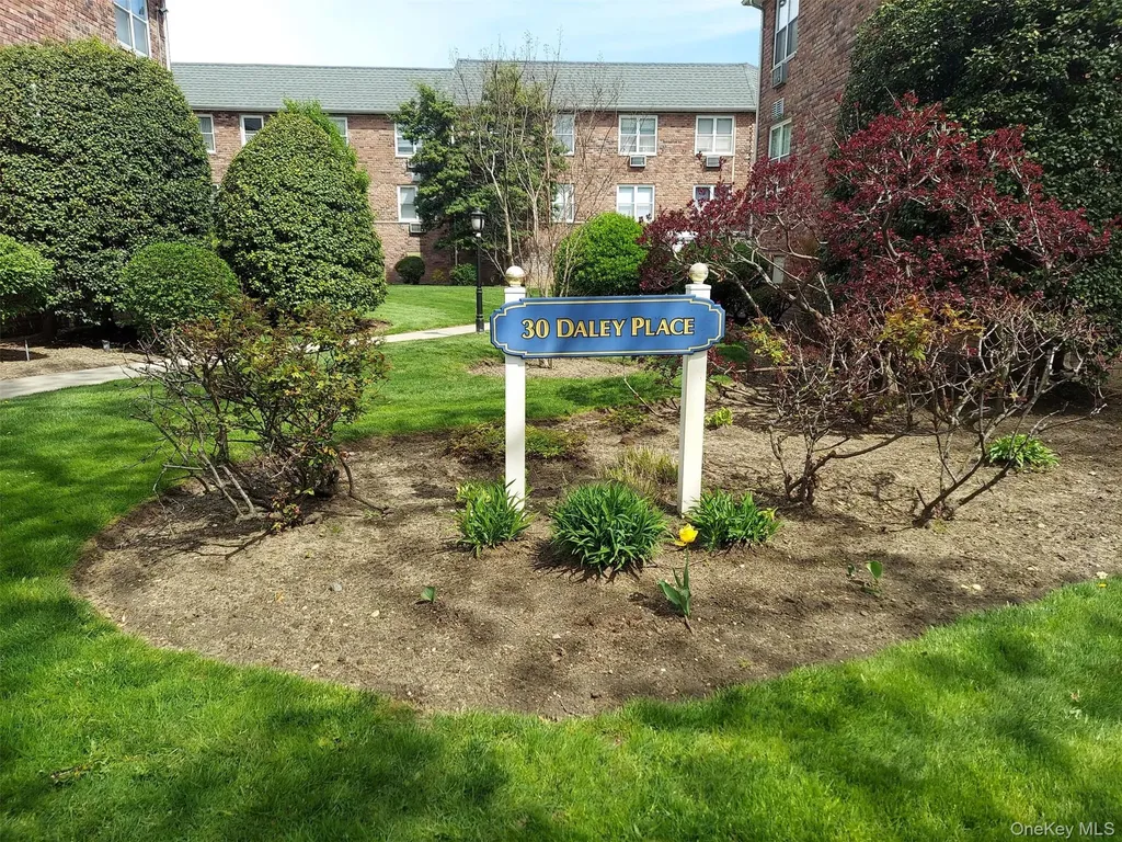 30 Daley Place Lynbrook NY 11563