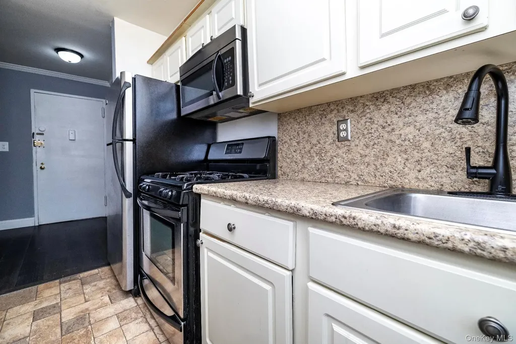 30 Daley Place Lynbrook NY 11563