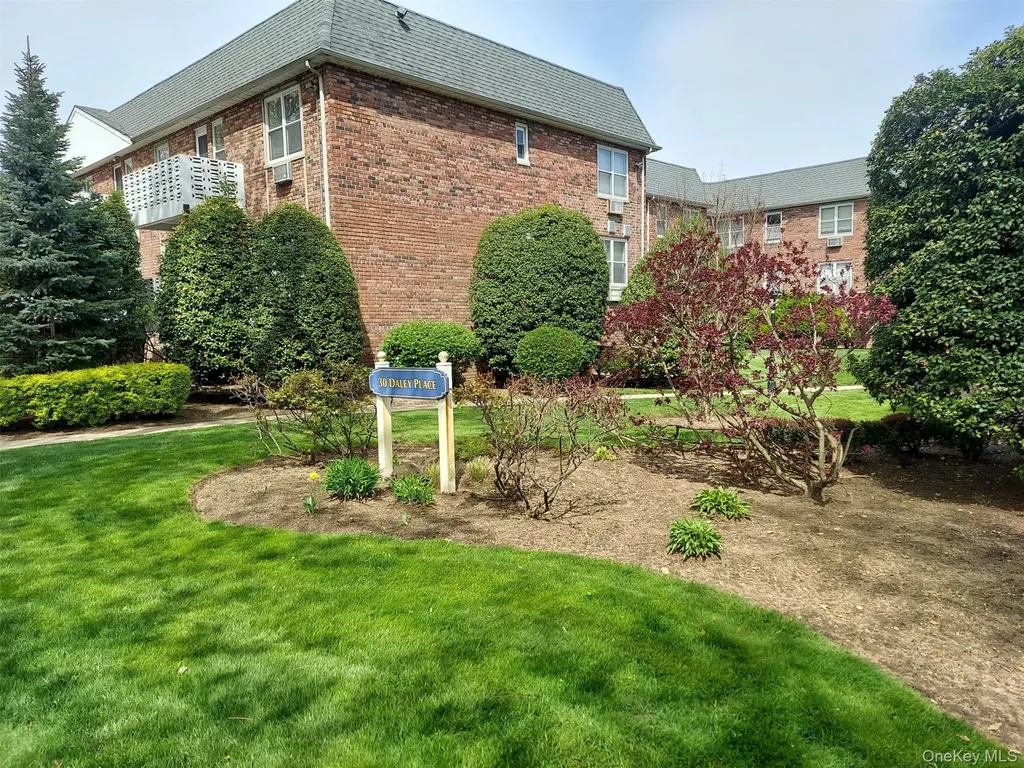 30 Daley Place Lynbrook NY 11563