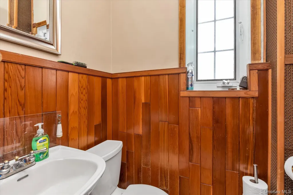 24 Yale Avenue Hewlett NY 11557