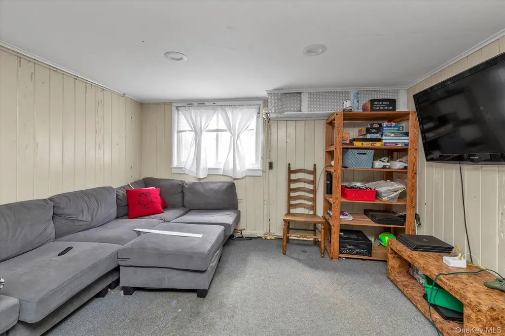 24 Yale Avenue Hewlett NY 11557