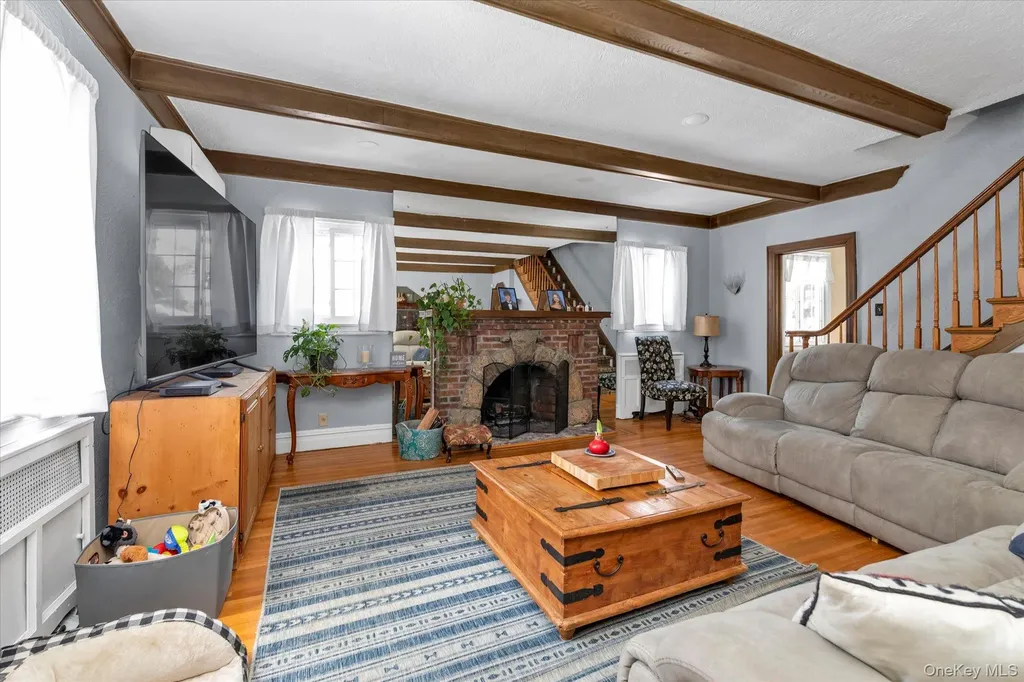 24 Yale Avenue Hewlett NY 11557