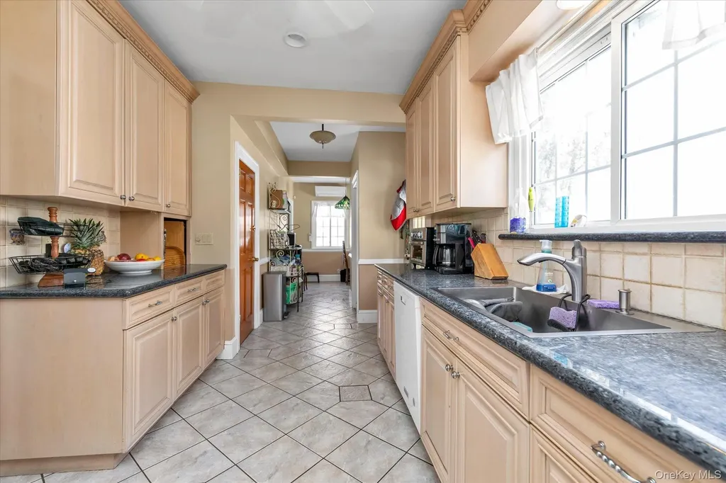 24 Yale Avenue Hewlett NY 11557
