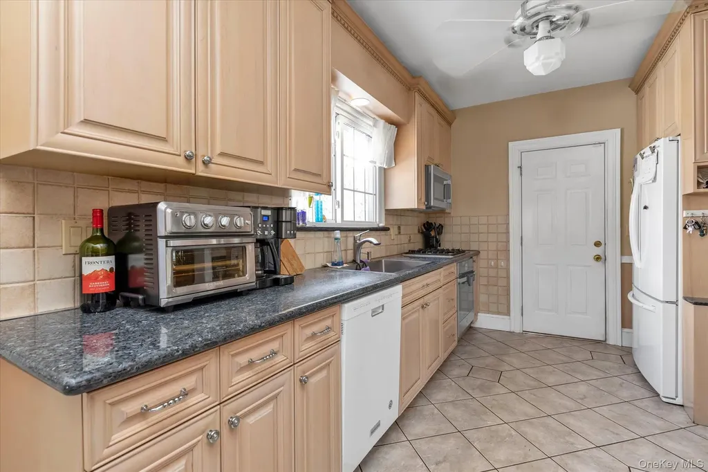 24 Yale Avenue Hewlett NY 11557