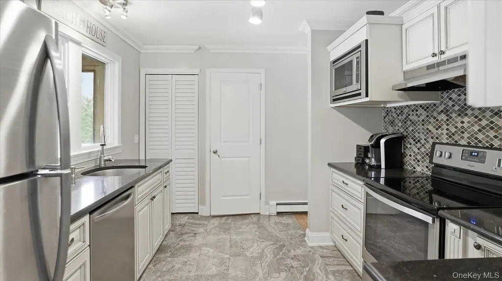 3 Robins Nest Lane Hampton Bays NY 11946