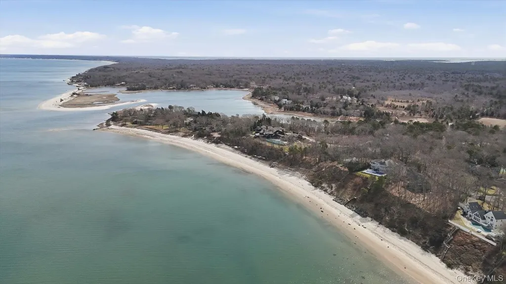 3 Robins Nest Lane Hampton Bays NY 11946