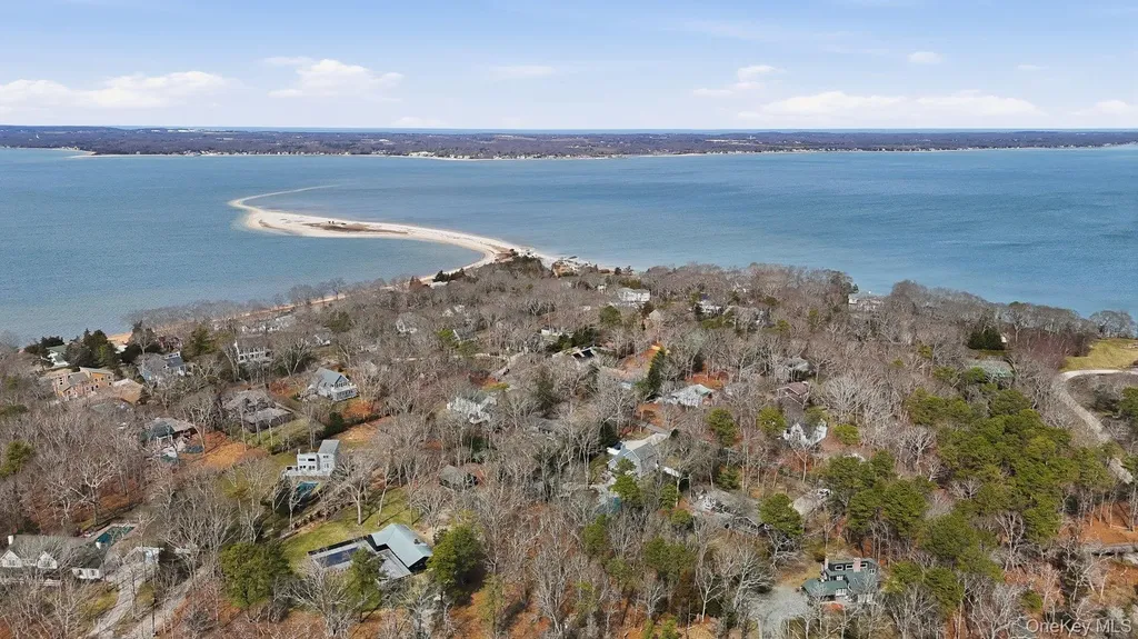 3 Robins Nest Lane Hampton Bays NY 11946