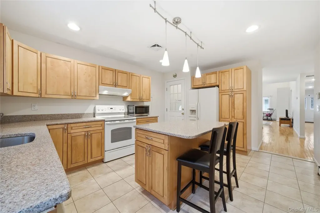 43 Ridgeway Boulevard Bay Shore NY 11706