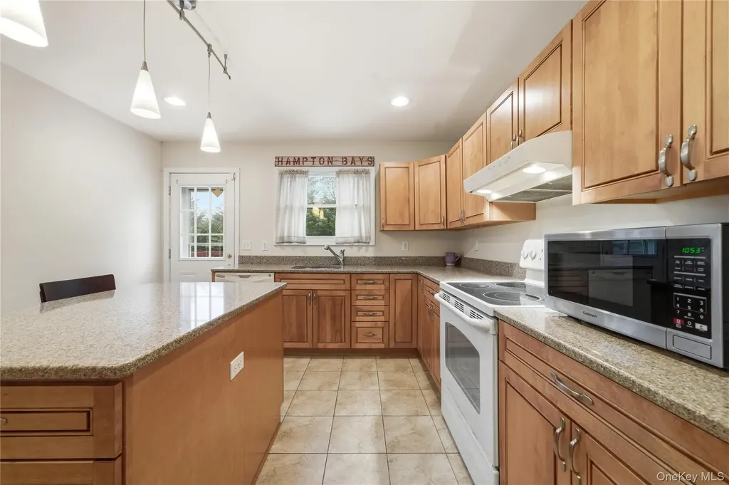 43 Ridgeway Boulevard Bay Shore NY 11706