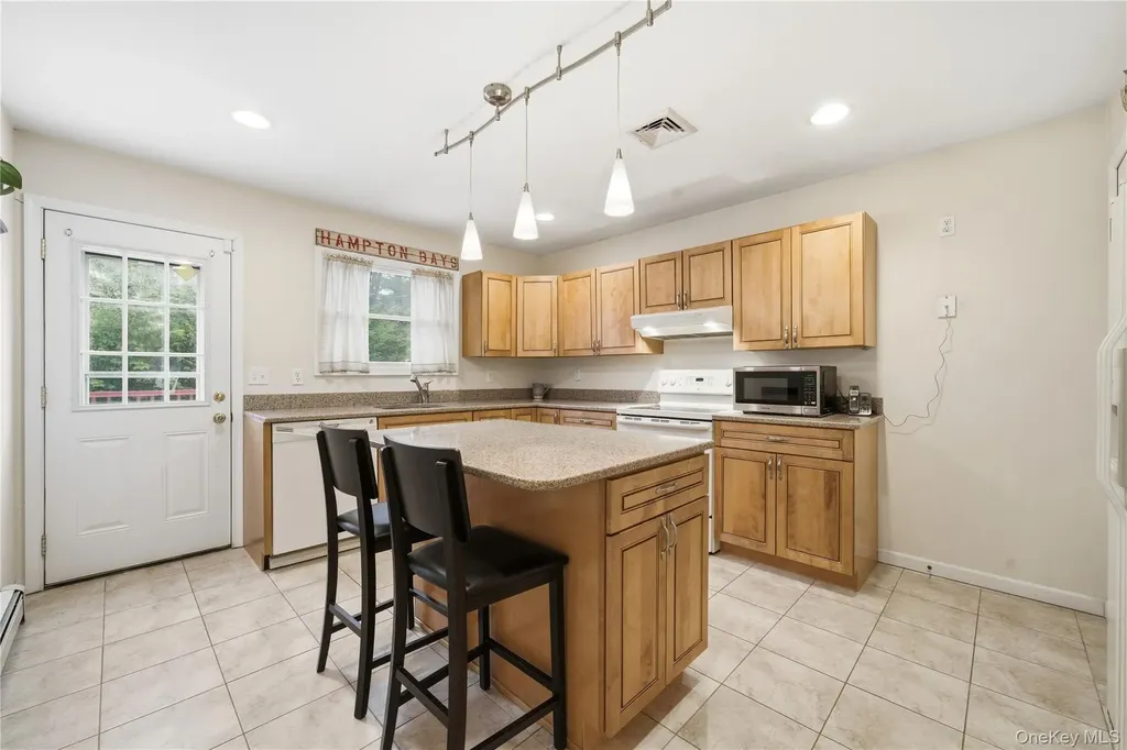 43 Ridgeway Boulevard Bay Shore NY 11706