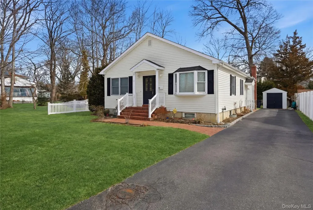 43 Ridgeway Boulevard Bay Shore NY 11706