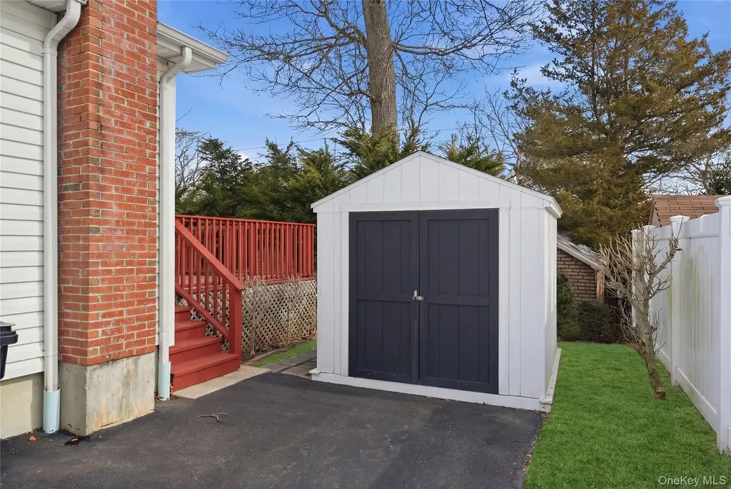 43 Ridgeway Boulevard Bay Shore NY 11706