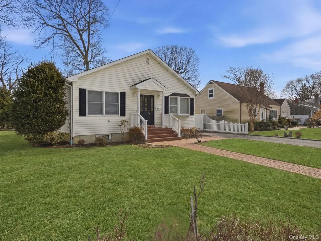 43 Ridgeway Boulevard Bay Shore NY 11706