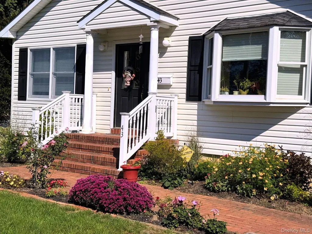 43 Ridgeway Boulevard Bay Shore NY 11706