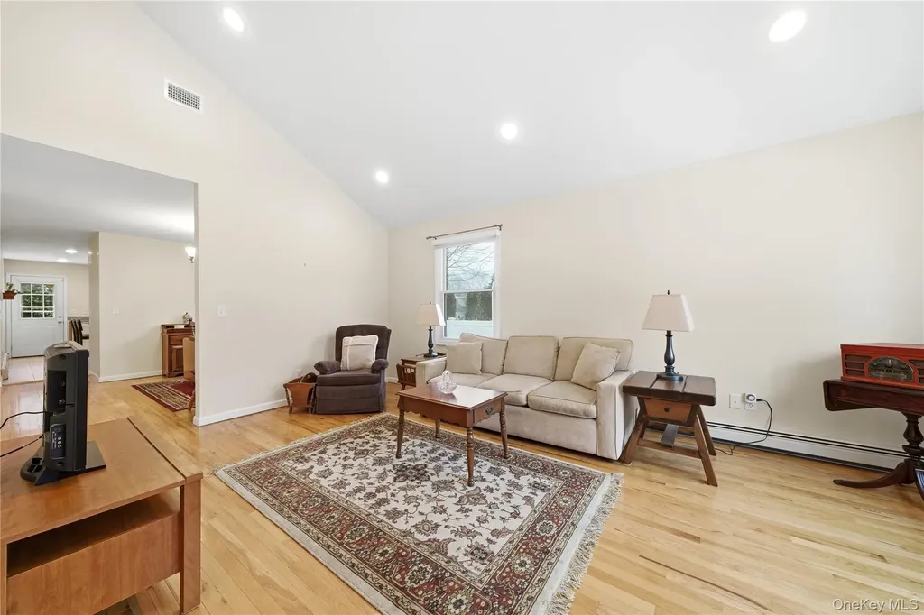 43 Ridgeway Boulevard Bay Shore NY 11706