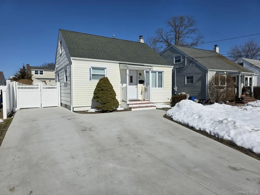 46 W Clearwater Road Lindenhurst NY 11757