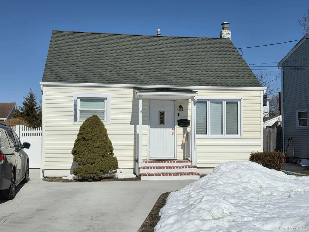 46 W Clearwater Road Lindenhurst NY 11757