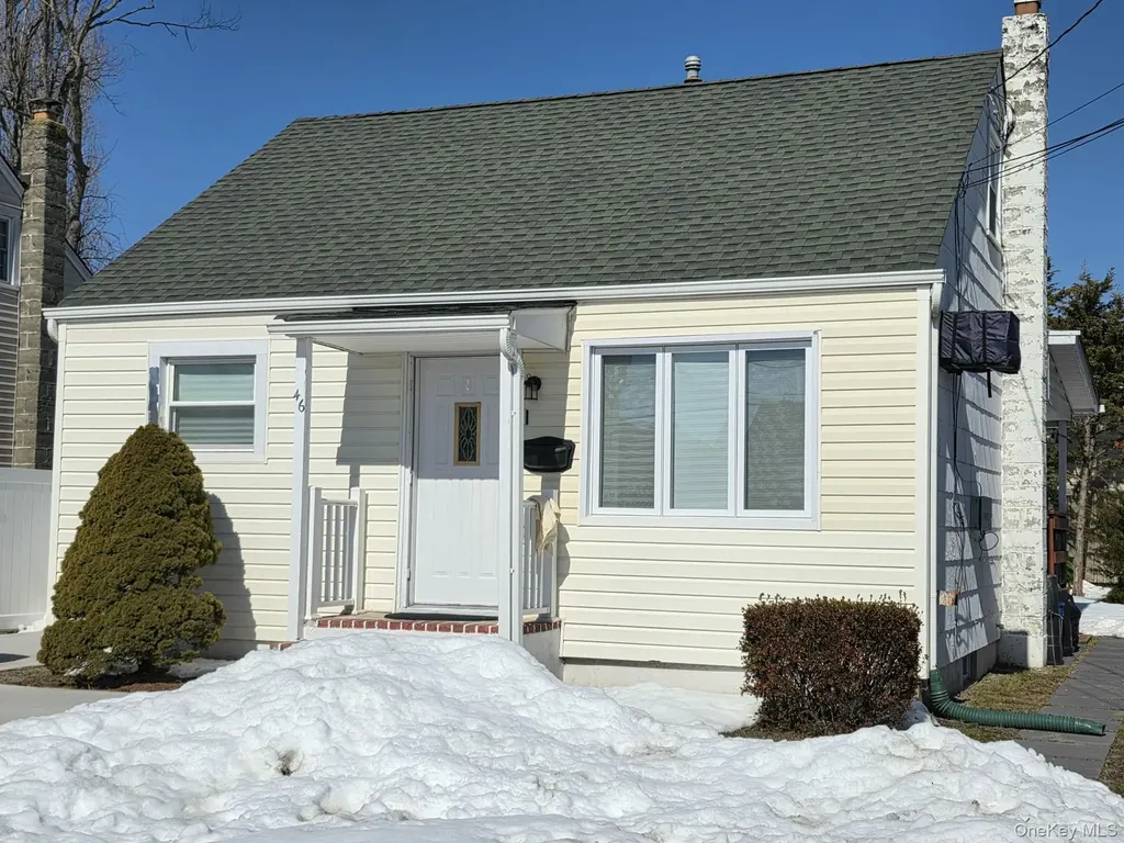 46 W Clearwater Road Lindenhurst NY 11757