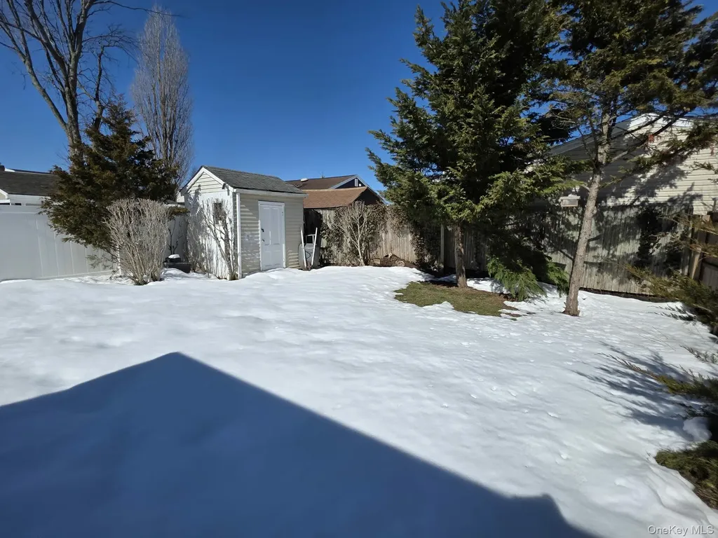46 W Clearwater Road Lindenhurst NY 11757
