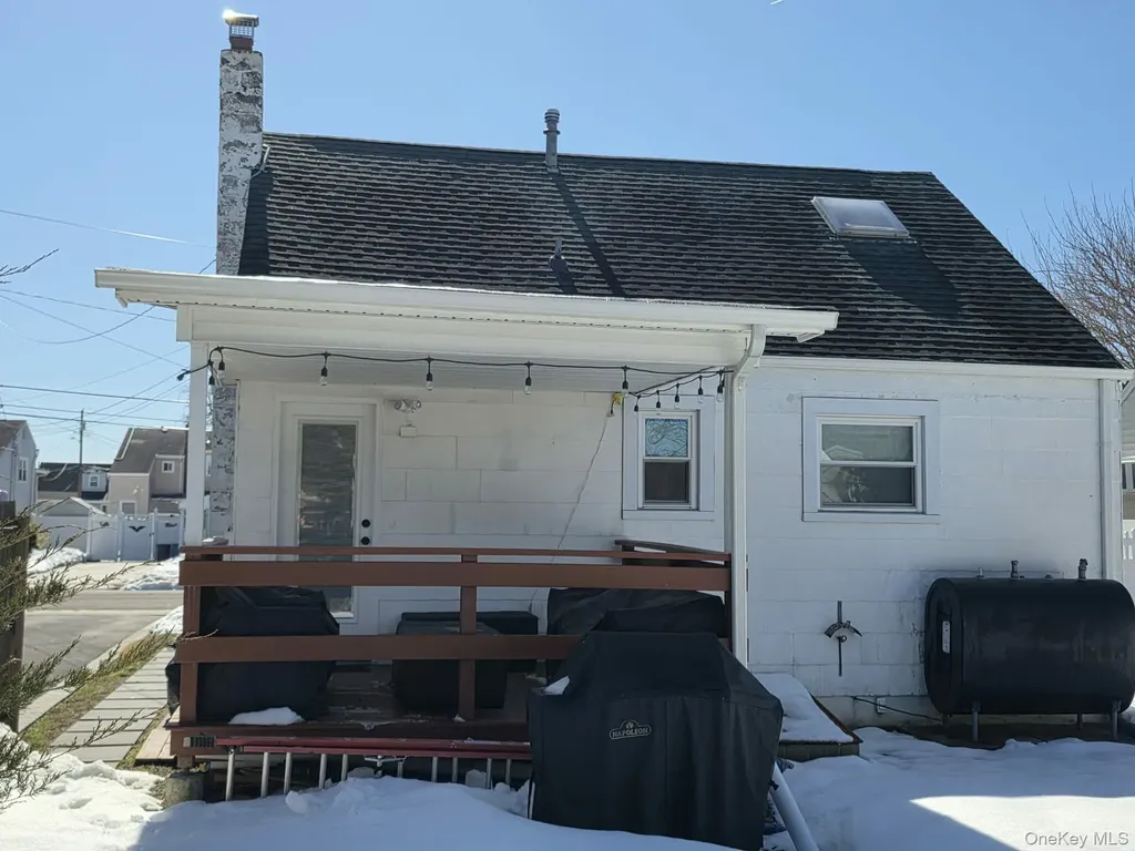 46 W Clearwater Road Lindenhurst NY 11757