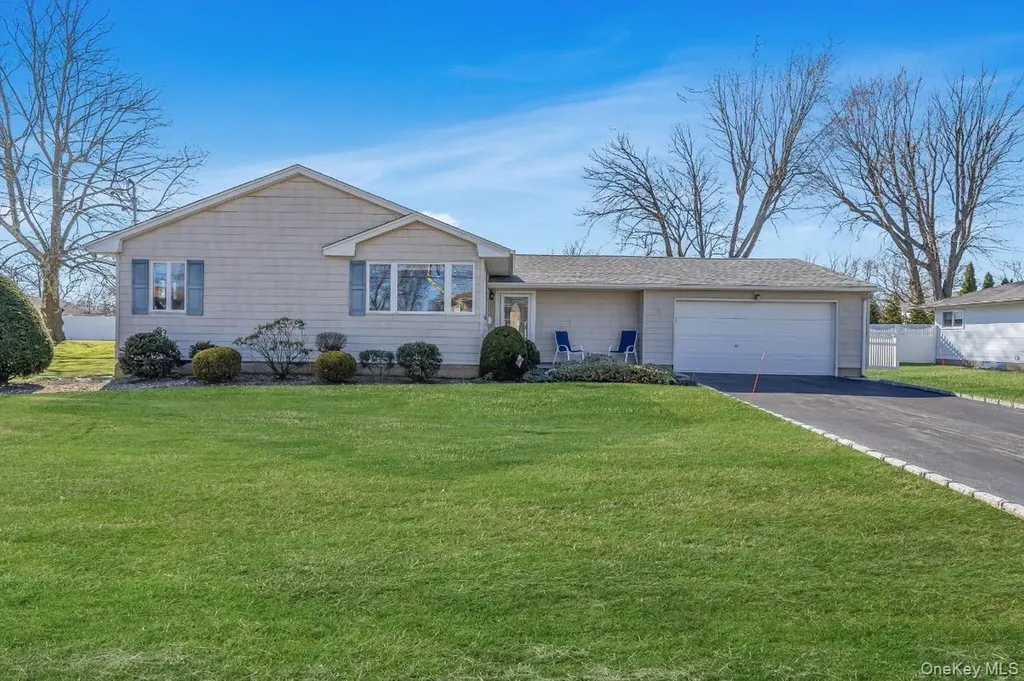 8 Leeward Lane Commack NY 11725