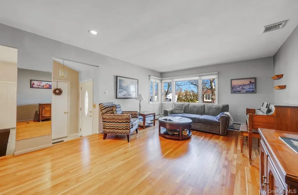 8 Leeward Lane Commack NY 11725