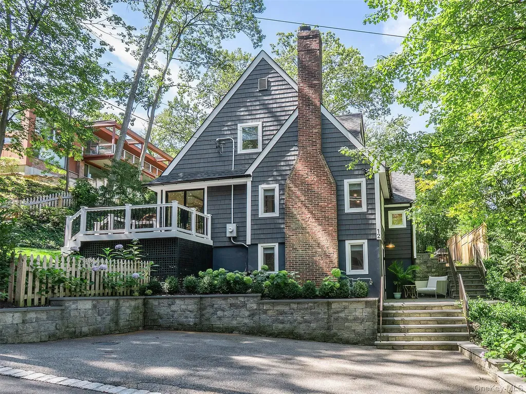 12 Winding Way Sea Cliff NY 11579