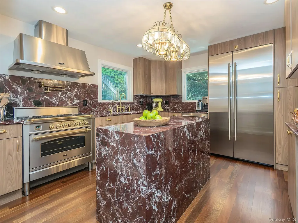 12 Winding Way Sea Cliff NY 11579