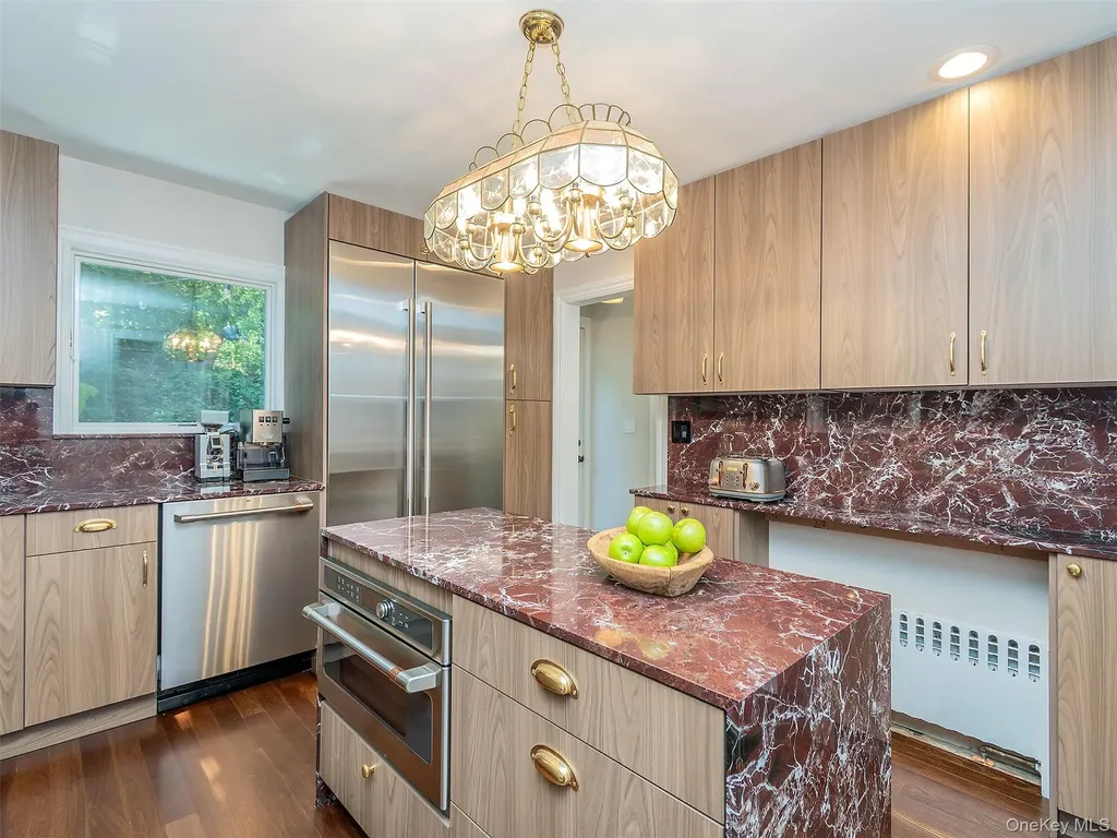 12 Winding Way Sea Cliff NY 11579