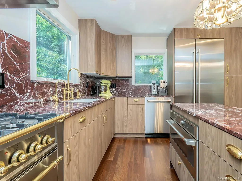 12 Winding Way Sea Cliff NY 11579