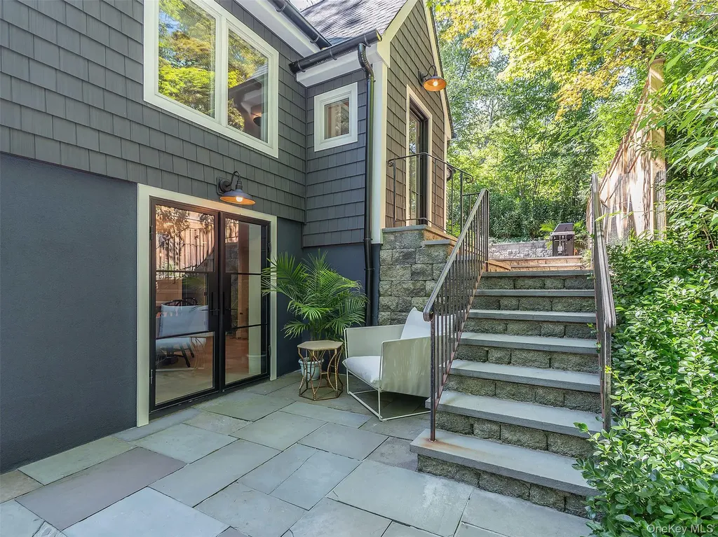 12 Winding Way Sea Cliff NY 11579