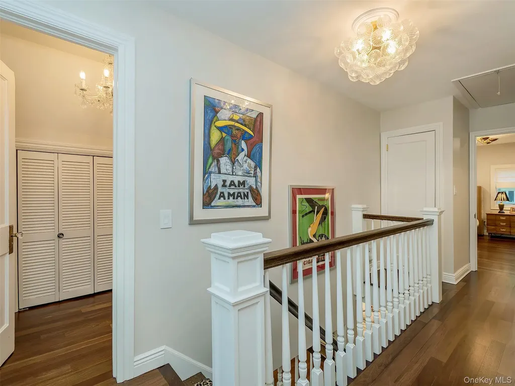 12 Winding Way Sea Cliff NY 11579