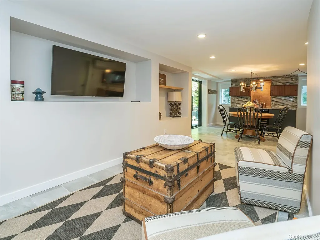 12 Winding Way Sea Cliff NY 11579