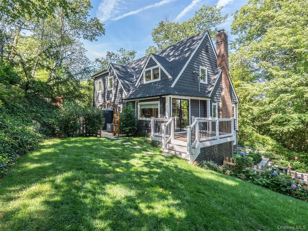 12 Winding Way Sea Cliff NY 11579