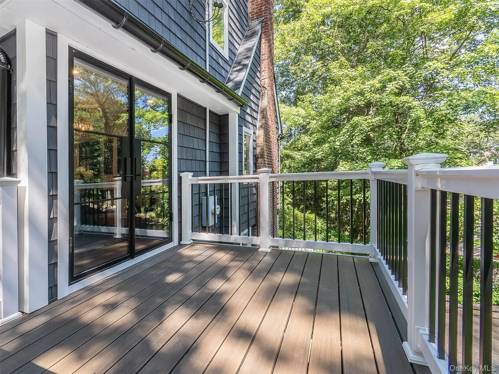 12 Winding Way Sea Cliff NY 11579