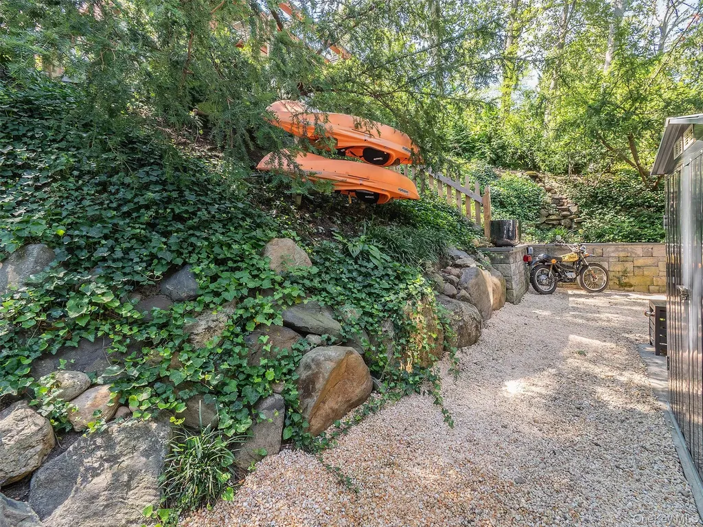 12 Winding Way Sea Cliff NY 11579