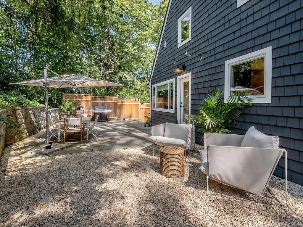 12 Winding Way Sea Cliff NY 11579