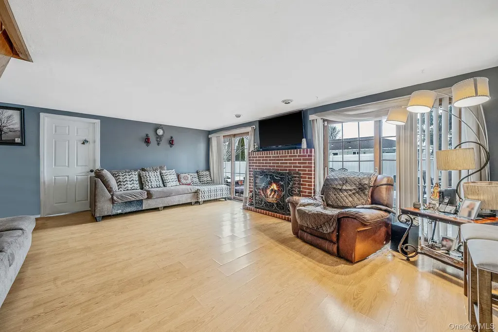 54 Pacific Avenue Deer Park NY 11729