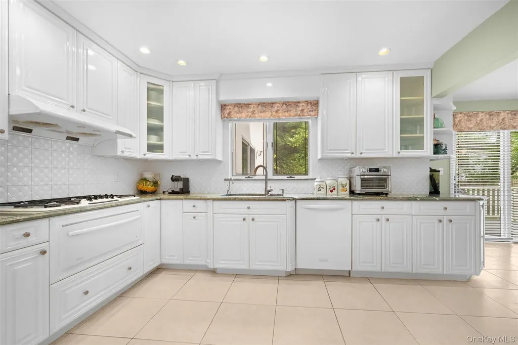 23 Parkside Drive Great Neck NY 11021