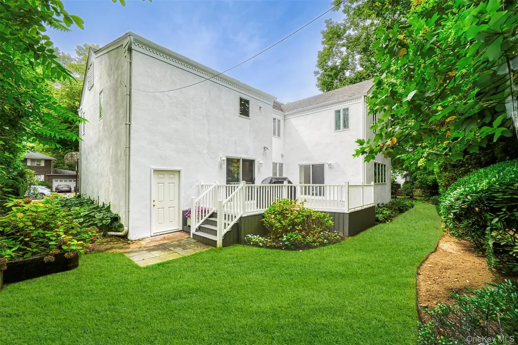 23 Parkside Drive Great Neck NY 11021